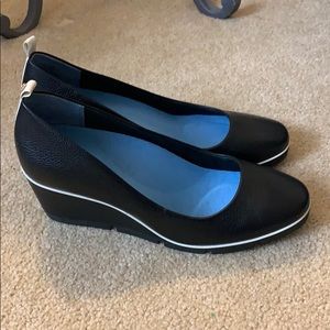Betabrand All Weather Wedge Onyx 8.5M black